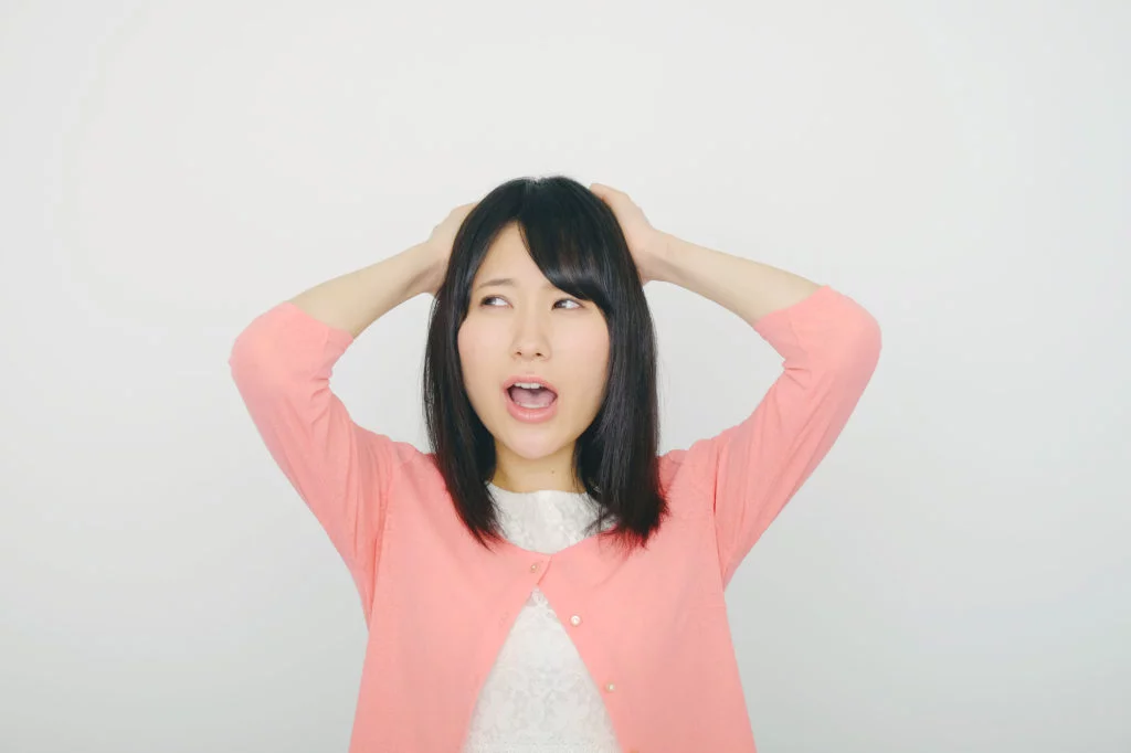 困まる女性